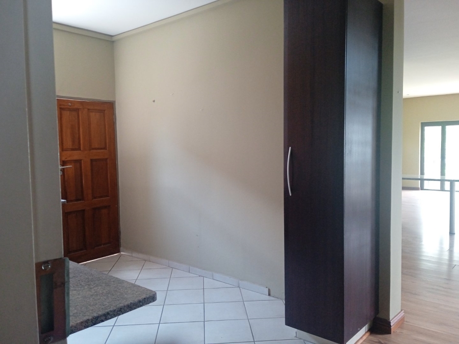 To Let 5 Bedroom Property for Rent in Xanadu North West